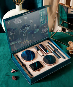 Alternative view of A Box Of Eight-Piece Floral Jade Jade Makeup Set